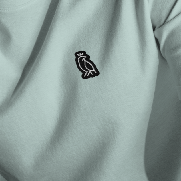Detalle del logo emblema bordado en la camiseta ruff Capa