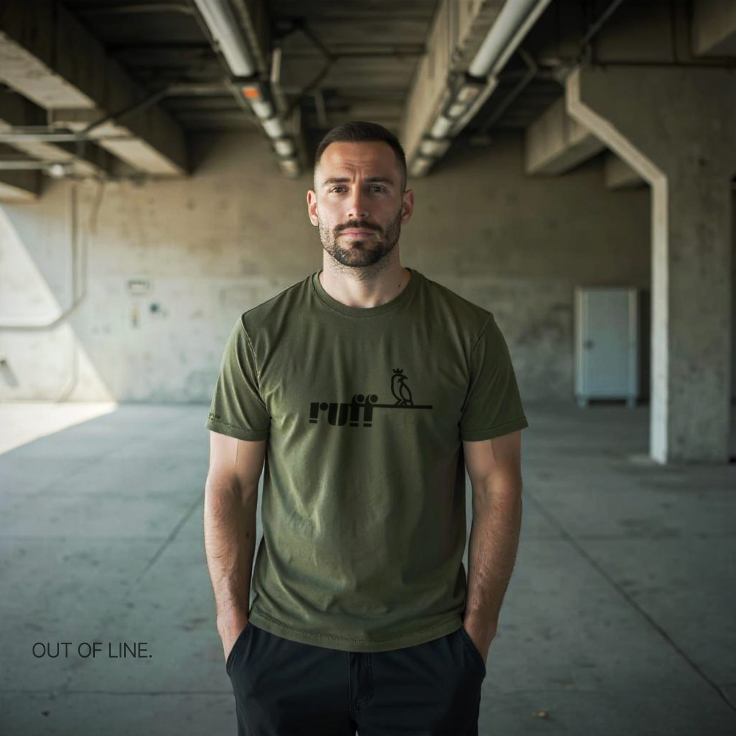 Modelo vistiendo la camiseta Verde Oliva ruff Essential en un entorno urbano.2