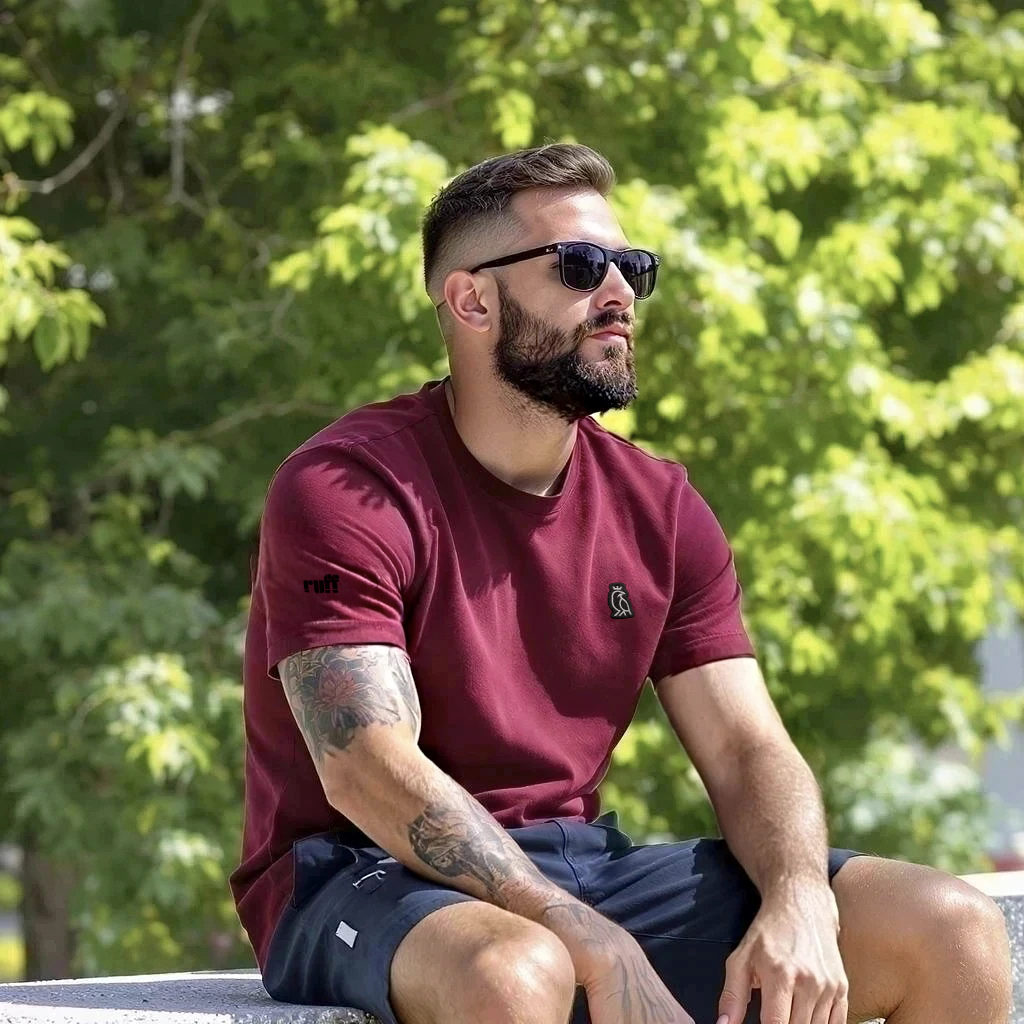 Modelo vistiendo la camiseta burdeos ruff Capa en un entorno urbano