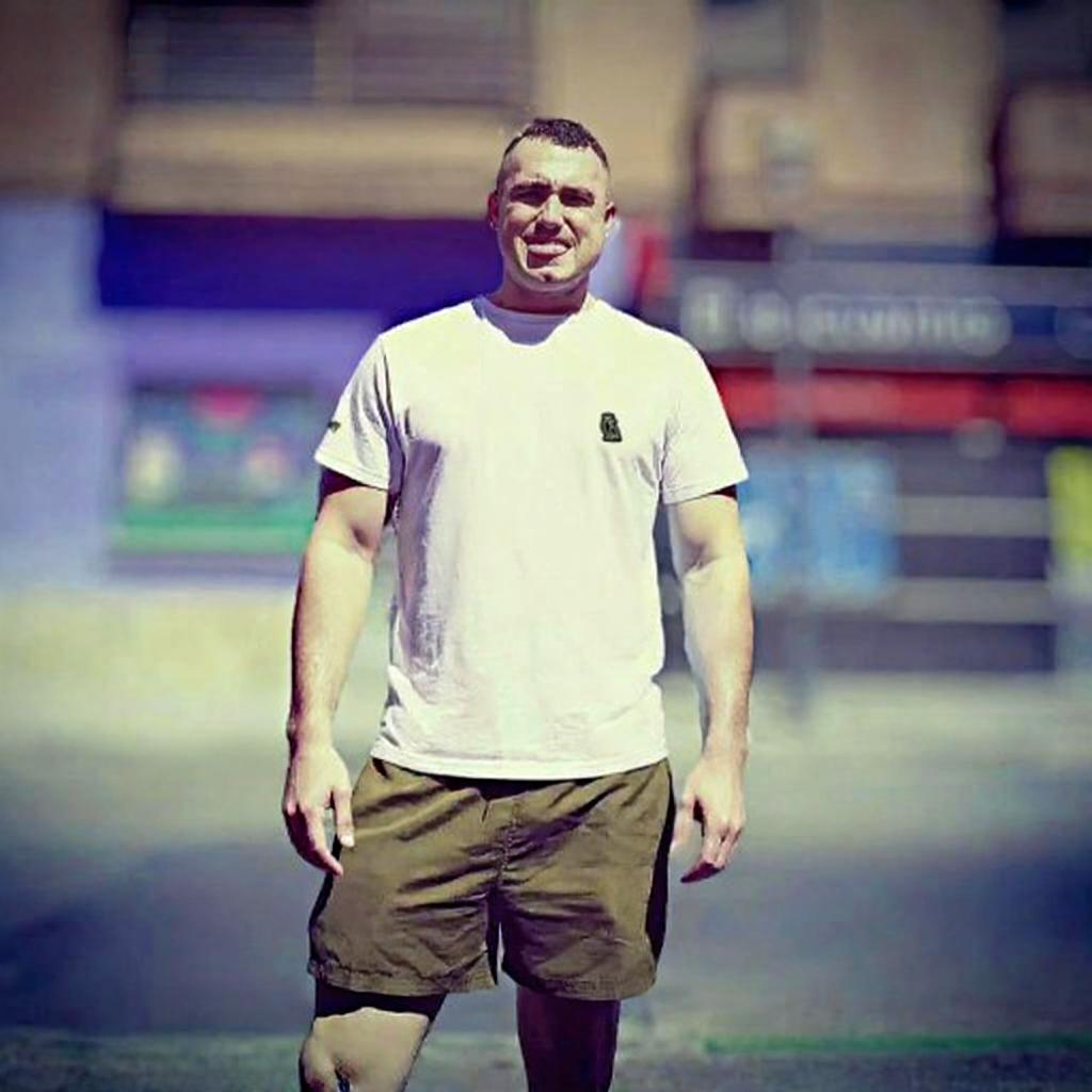 Modelo vistiendo la camiseta blanca ruff Capa en un entorno urbano