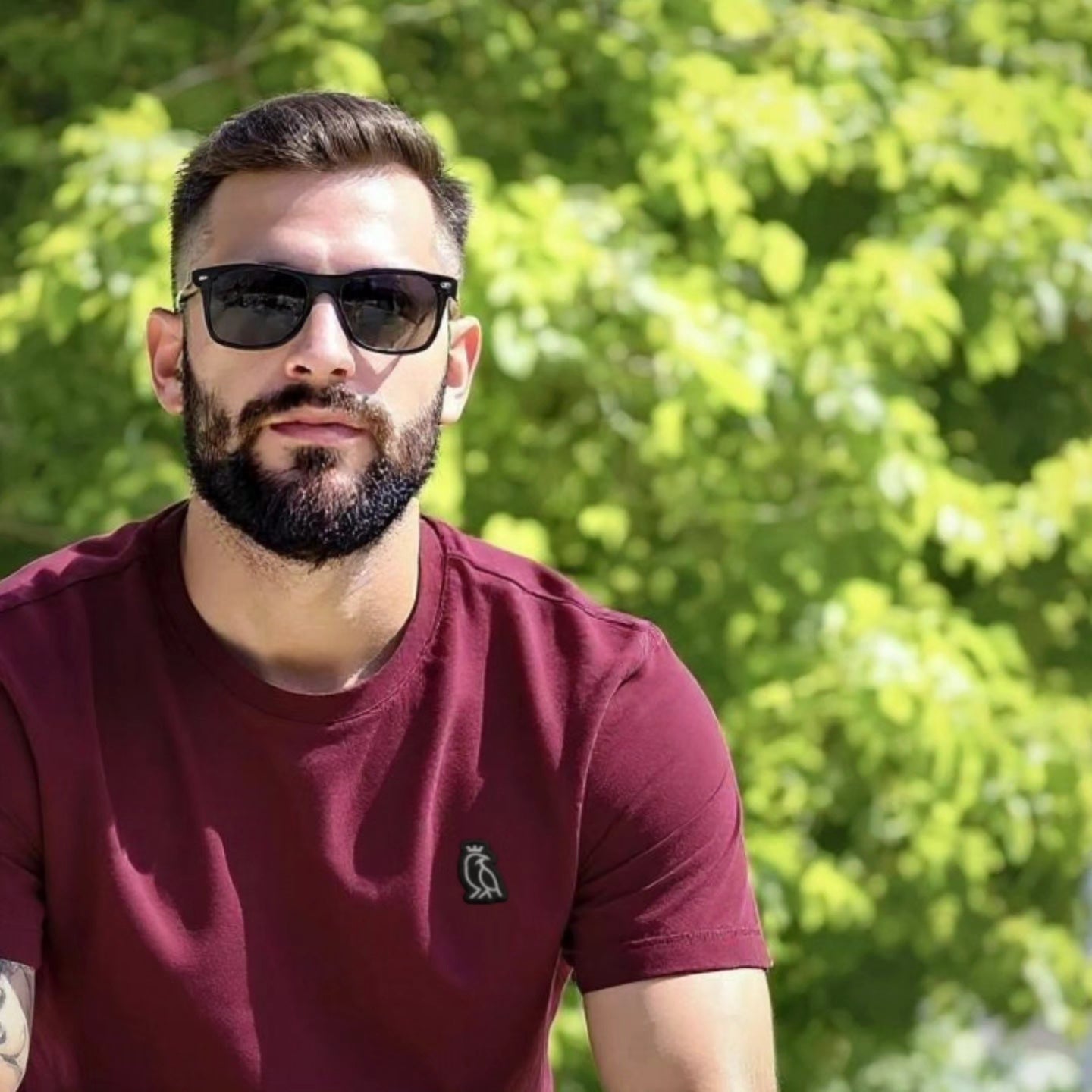 Modelo vistiendo la camiseta burdeos frontal ruff Capa en un entorno urbano