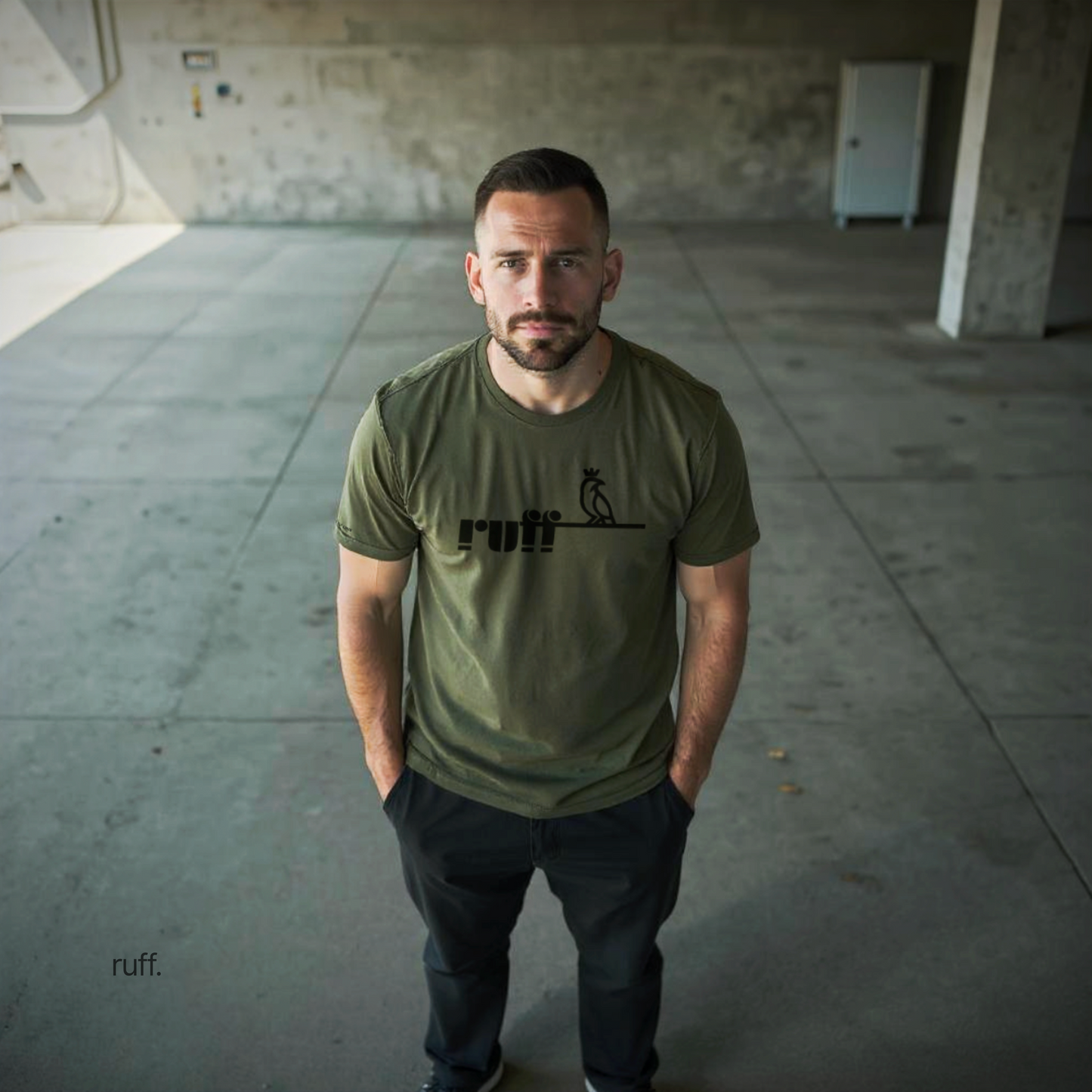 Modelo vistiendo la camiseta Verde Oliva ruff Essential en un entorno urbano.3