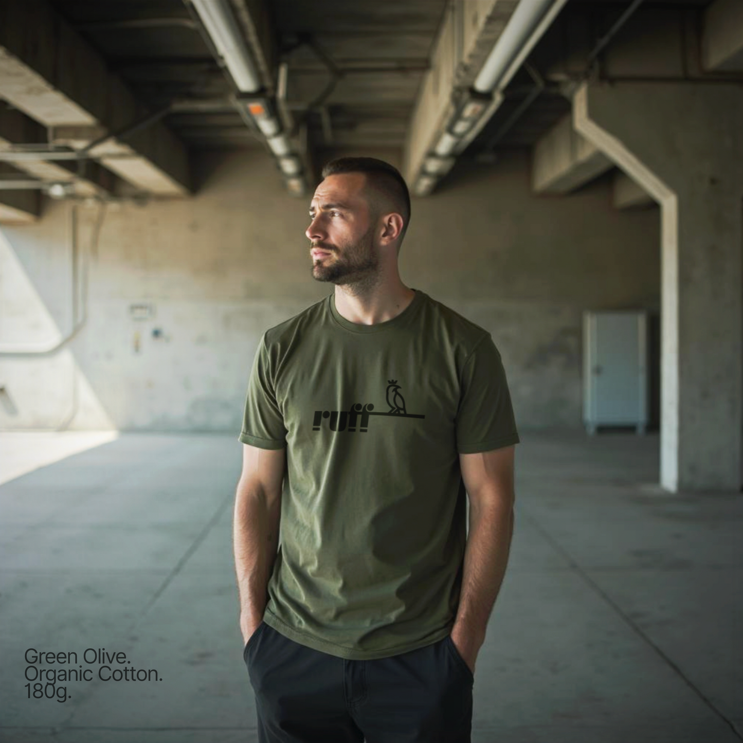Modelo vistiendo la camiseta Verde Oliva ruff Essential en un entorno urbano.