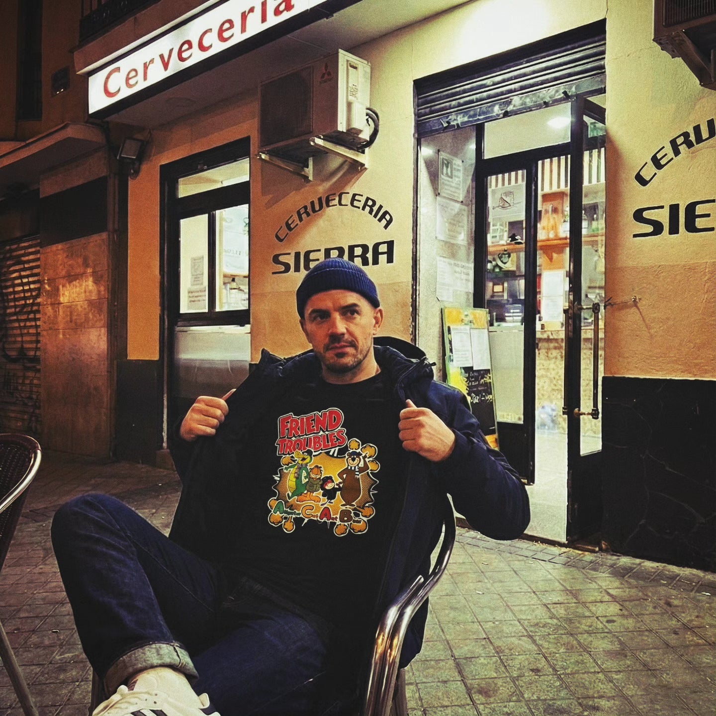 CAMISETA FRIEND TROUBLES NEGRA