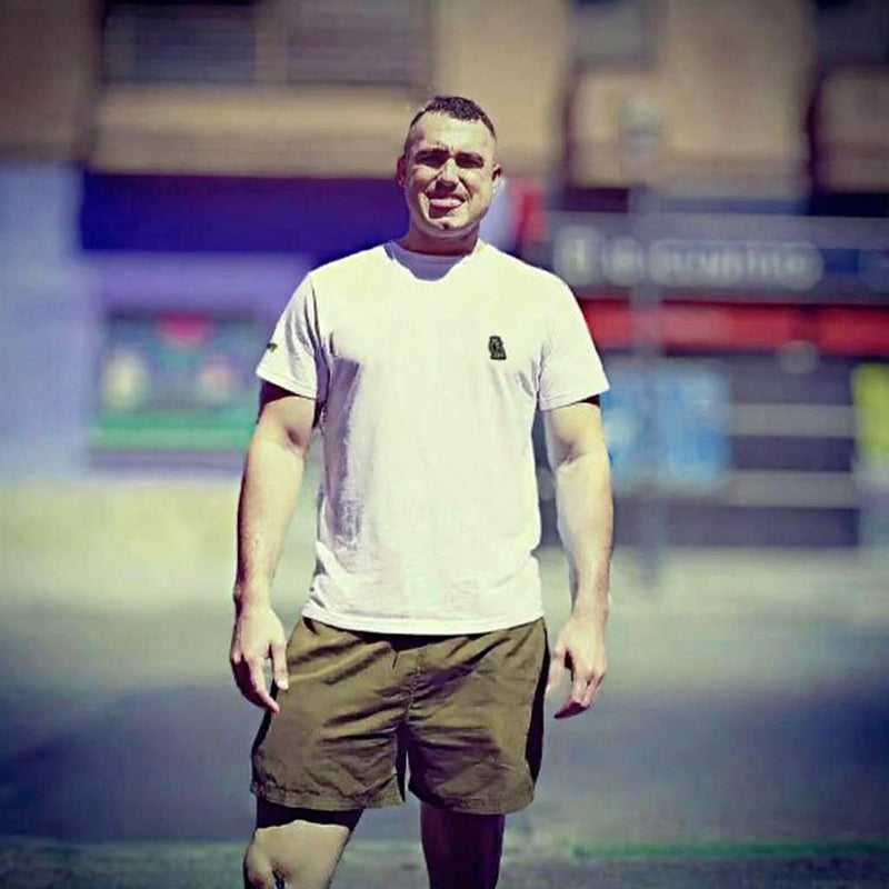 Modelo vistiendo la camiseta blanca ruff Capa en un entorno urbano
